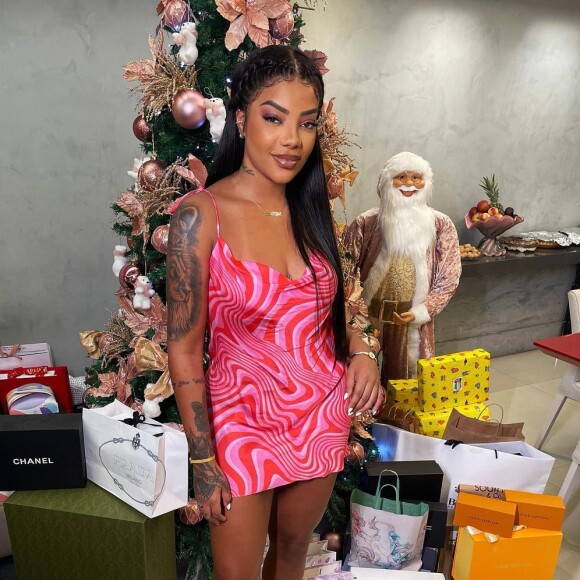 Ludmilla escolheu um look de Natal no melhor estilo verão: um vestido estampado de alças com sapato aberto