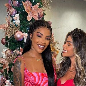 Ludmilla e Brunna Gonçalves posam em frente à árvore de Natal e web repara em presetes de grife