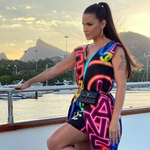 Andressa Suita usou um look grifado da Chanel para o evento