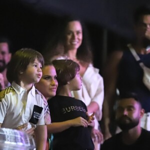 Gabriel e Samuel acompanharam o show de Gusttavo Lima do palco, com a mãe, Andressa Suita