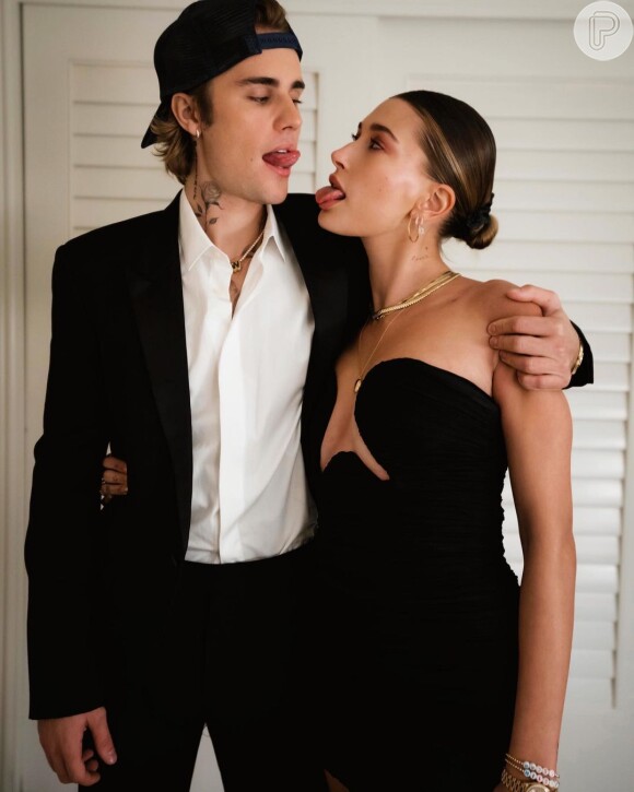 Vestido preto com decote exuberante foi usado por Hailey Bieber em 2020