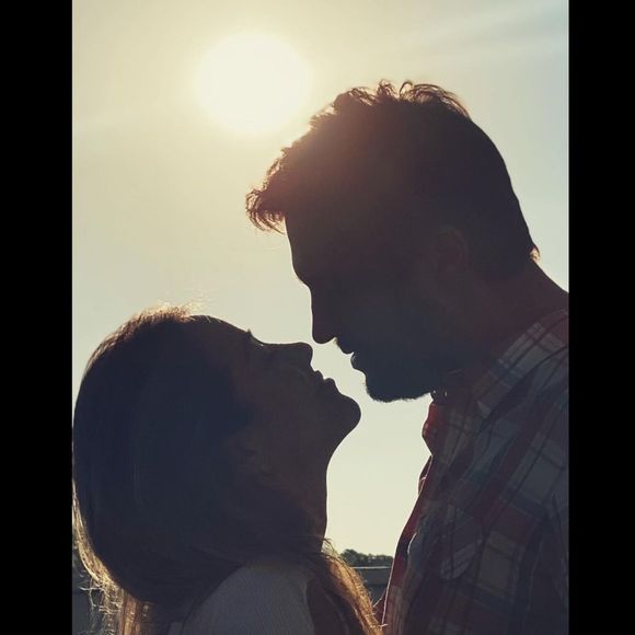 Leo Chaves se declarou para a mulher, Carolina Figueira, em post na web