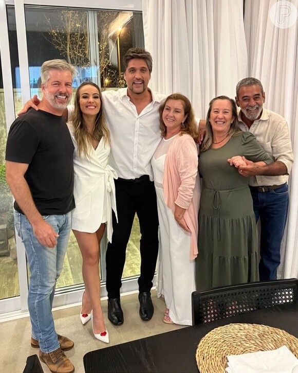 Leo Chaves usou as redes sociais para anunciar que trocou alianças com Carolina Figueira