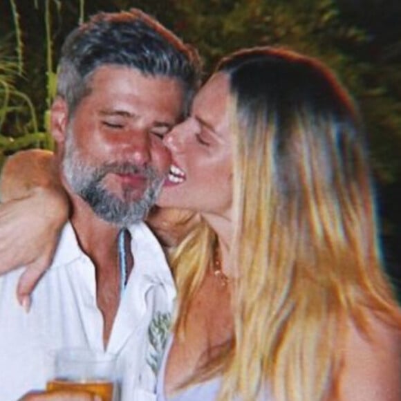 Bruno Gagliasso e Giovanna Ewbank surgiram em fotos ousadas para comemorarem a chegada de 2022