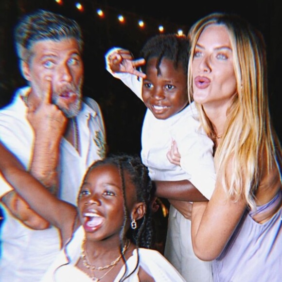 Bruno Gagliasso e Giovanna Ewbank com os filhos Títi e Bless em réveillon em família