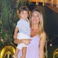Mulher de Bruno Gagliasso, Giovanna Ewbank surgiu com o filho Zyan no colo em festa da virada de ano