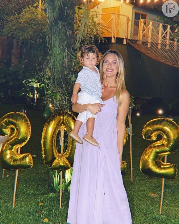 Mulher de Bruno Gagliasso, Giovanna Ewbank surgiu com o filho Zyan no colo em festa da virada de ano
