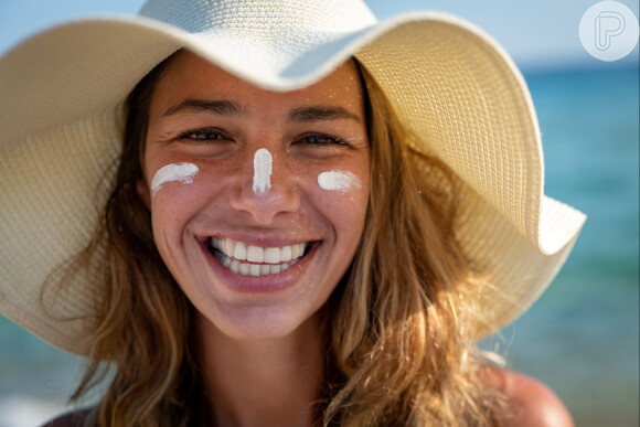Protetor solar de rosto deve ser diferente daquele aplicado no corpo: cada uma das regiões tem características únicas e diferentes