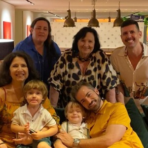 Thales Bretas passou a virada de ano com os filhos e com a mãe e a irmã de Paulo Gustavo 