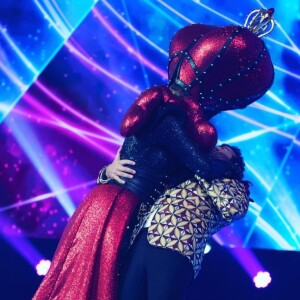 Luana Piovani agitou a web e o público ao beijar o apresentador do 'The Masked Singer', vestida de Rainha de Copas