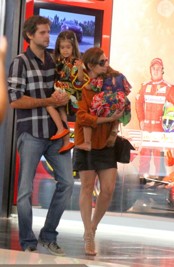 O casal Giovanna Antonelli e Leonardo Nogueira passeia com as gêmeas Antônia e Sofia, de 2 anos, em um shopping no Rio, em janeiro deste ano