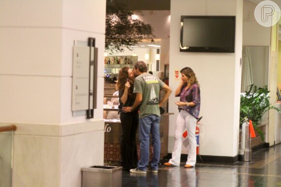 Giovanna Antonelli e o marido, Leonardo Nogueira, trocaram beijos em um shopping do Rio de Janeiro, em março de 2013