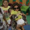 Giovanna Antonelli carrega a filha, de 2 anos, no colo em um shopping no Rio