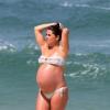 Giovanna Antonelli, ainda grávida, foi flagrada na praia da Barra da Tijuca, no Rio, em setembro de 2010