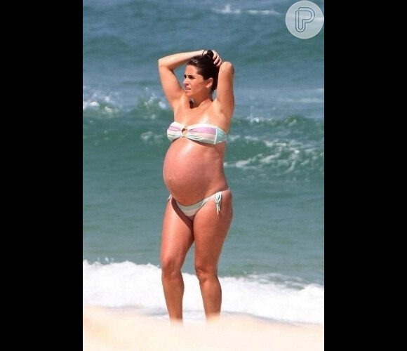 Giovanna Antonelli, ainda grávida, foi flagrada na praia da Barra da Tijuca, no Rio, em setembro de 2010