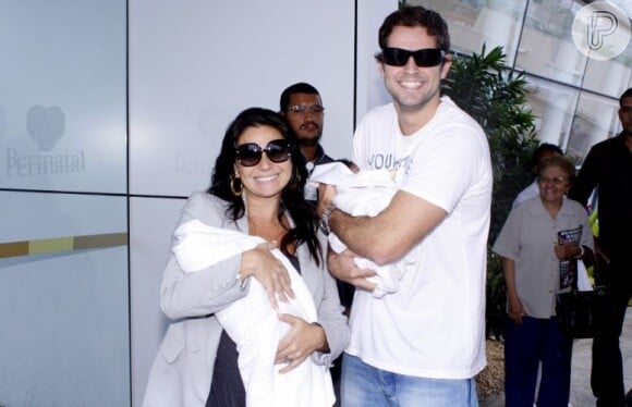 Giovanna Antonelli deu a luz à Antônia e Sofia no dia 8 de outubro de 2010. O casal posou na porta da Clínica Perinatal, no Rio de Janeiro