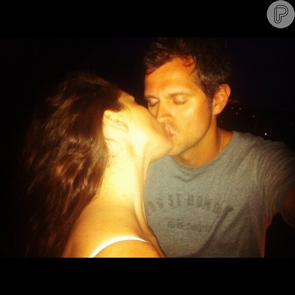 Leonardo Nogueira mata a saudade da mulher com um beijo de cinema em dezembro de 2012, em viagem a Natal