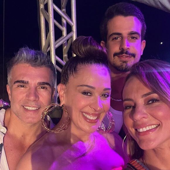 Paolla Oliveira também tirou fotos ao lado de Claudia Raia e Enzo Celulari, que passaram a virada na ilha