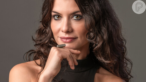 Bárbara (Alinne Moraes) reage de maneira violenta ao flagrar traição de Christian (Cauã Reymond) na novela 'Um Lugar ao Sol'