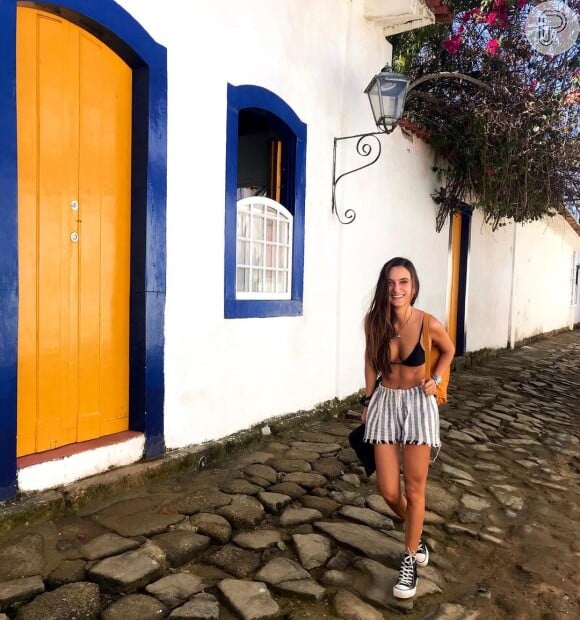 Sobrinha de Ticiane Pinheiro, Bruna Pinheiro gosta de compartilhar fotos de paseios por cidades como Paraty (RJ)