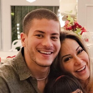 Mayra Cardi defendeu Arthur Aguiar em podcast