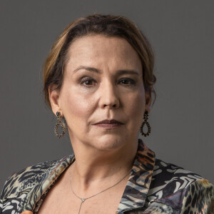 Elenice (Ana Beatriz Nogueira) conta para Lara (Andreia Horta) que Christian (Cauã Reymond) continua casado na novela 'Um Lugar ao Sol'