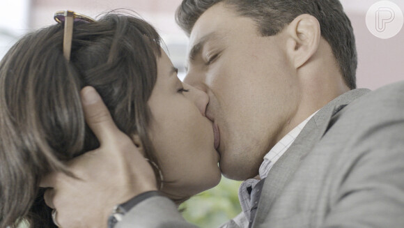 Christian (Cauã Reymond) e Lara (Andreia Horta) são flagrados aos beijos por Elenice (Ana Beatriz Nogueira) na novela 'Um Lugar ao Sol'