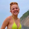 Larissa Manoela curte praia com biquíni neon e valoriza bumbum com modelo, em 15 de janeiro de 2021