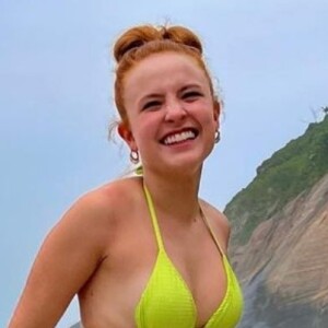 Larissa Manoela curte praia com biquíni neon e valoriza bumbum com modelo, em 15 de janeiro de 2021