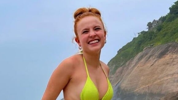Larissa Manoela valoriza corpo em biquíni neon com amarração diferente: 'Maré boa'