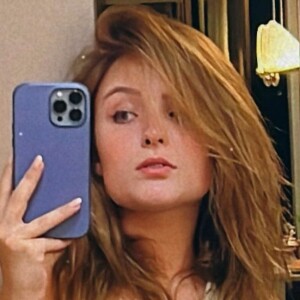 Larissa Manoela exibe barriga sarada em foto