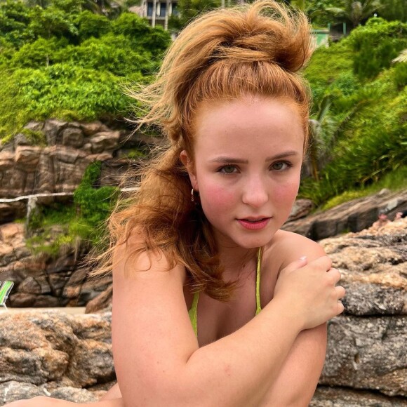 Larissa Manoela faz carão ao posar em praia