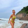 Larissa Manoela aproveita dia quente no Rio e curte praia com amigas