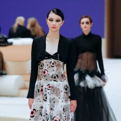Looks da alta costura da Chanel foram marcados por tecidos leves e fluidez
