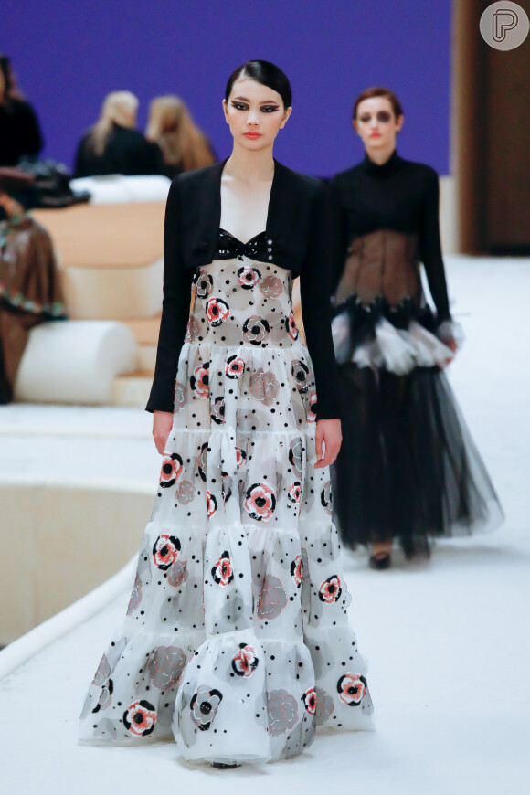 Looks da alta costura da Chanel foram marcados por tecidos leves e fluidez