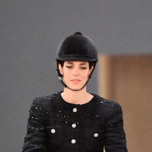 Princesa Charlotte Casiraghi abriu o desfile de Alta Costura da Chanel montada em um cavalo