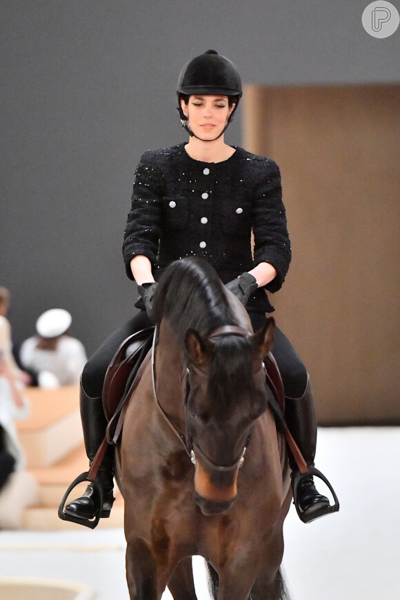 Princesa Charlotte Casiraghi abriu o desfile de Alta Costura da Chanel montada em um cavalo