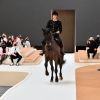 A decisão da Chanel de colocar um cavalo no desfile foi questionada por internautas