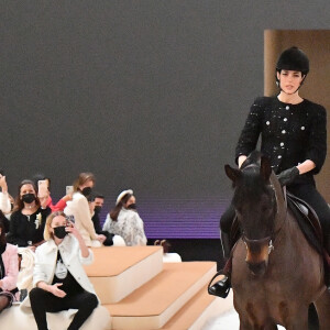 Uso de cavalo em desfile da Chanel foi controvérsia entre fãs da marca