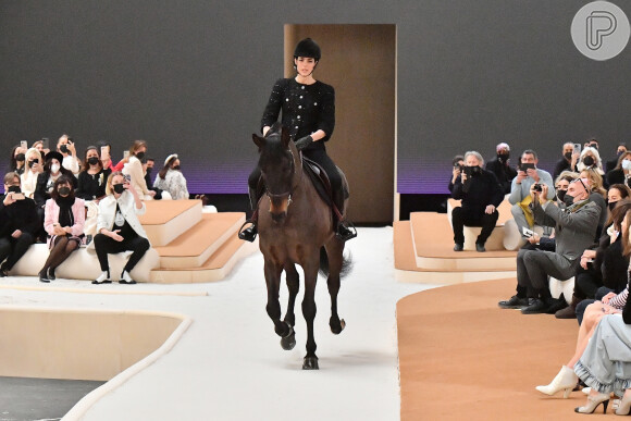 Uso de cavalo em desfile da Chanel foi controvérsia entre fãs da marca