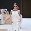Branco ganha mais feminilidade no desfile da Haute Couture da Chanel na PFW 2022