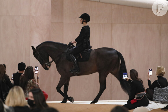 Presença de cavalo em desfile da Chanel divide opiniões entre fãs de moda