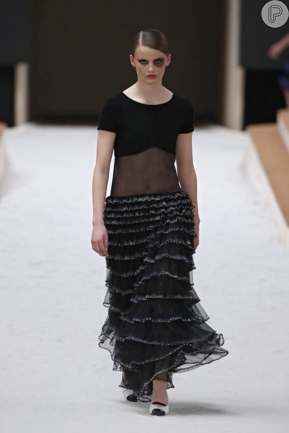 Cintura baixa aliada à transparência: as tendências de moda do desfile Haute Couture da Chanel na semana de moda de Paris