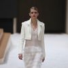 O desfile da Chanel na Paris Fashion Week reuniu tendências de moda e destacou a feminilidade das peças