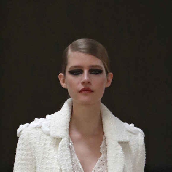 O desfile da Chanel na Paris Fashion Week reuniu tendências de moda e destacou a feminilidade das peças