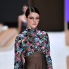 Cintura mais baixa e transparências são duas trends que marcaram presença no desfile da Chanel na Paris Fashion Week