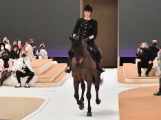 Feminilidade com &#039;quê&#039; retrô &amp; polêmica com cavalo: o desfile de Alta Costura da Chanel na PFW