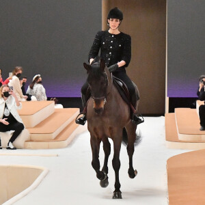Feminilidade com 'quê' vintage & polêmica com cavalo: o desfile de Alta Costura da Chanel na PFW