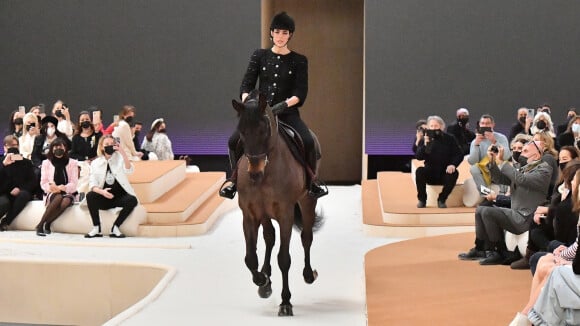 Feminilidade com 'quê' retrô & polêmica com cavalo: o desfile de Alta Costura da Chanel na PFW
