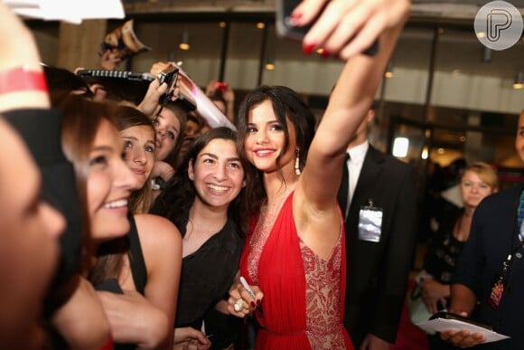 Selena Gomez tira foto com os fãs da também cantora
